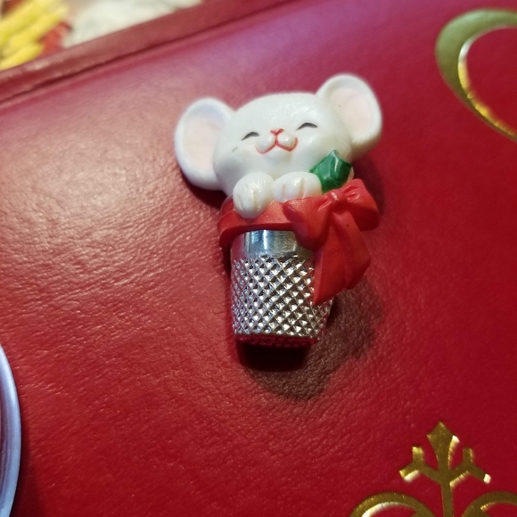 1983 Hallmark Mouse in Thimble Brooch - Picture 2 of 5